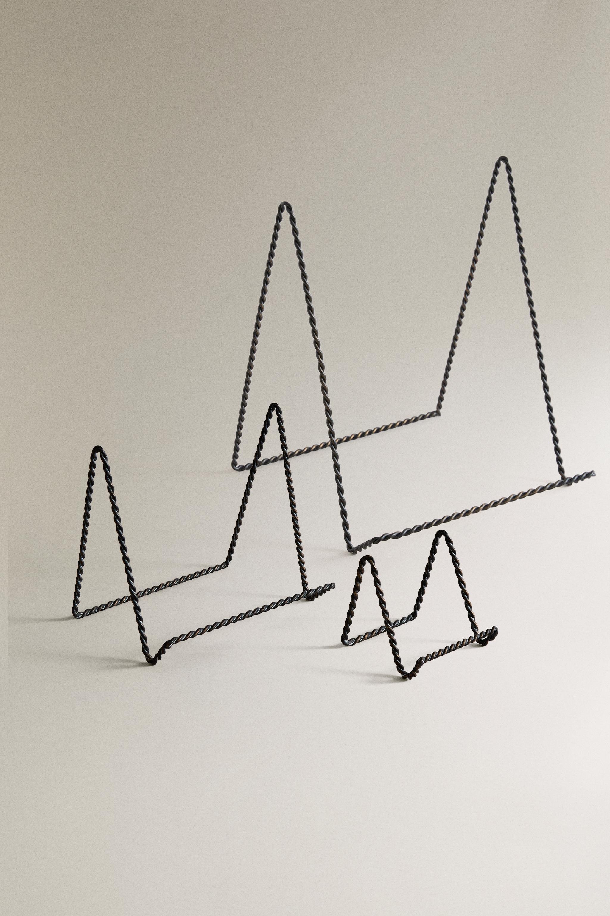 BRAIDED METAL DISPLAY